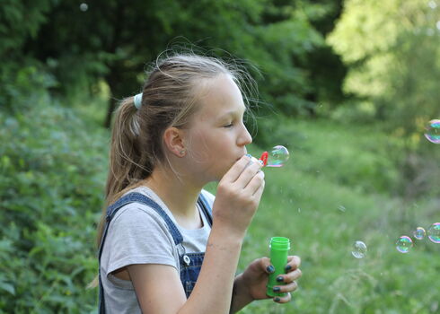 Mädchen mit Seifenblasen
