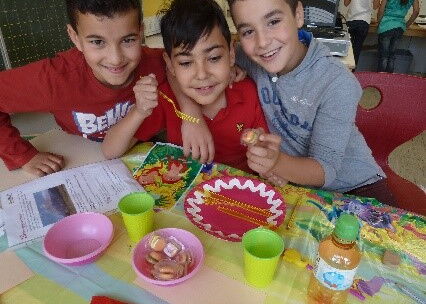 Kinder beim Projekt "Plastik vom Acker"