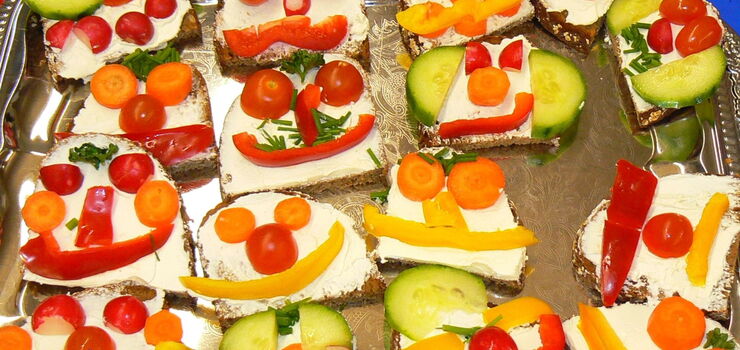 Verschiedene mit Gemüse und Obst belegte Brote