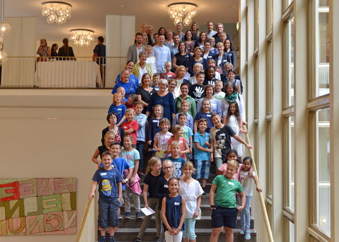 Gruppenbild der Kinder bei der Auszeichnungsfeier
