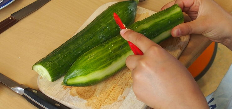 Gurken werden geschält