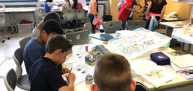 Kinder arbeiten beim Workshop