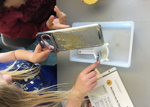 Kinder an der Station "Die Stärke aus den Kartoffeln"