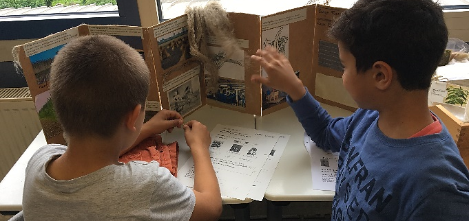 Kinder experimentieren beim Workshop