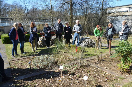 Teilnehmende der Fortbildung im Schulgarten